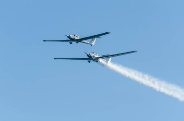 Torre Del Mar, İspanya - 27 Temmuz 2018 uçakları uçan plaj bir sahil kasabasında, Andalusia içinde airshow akrobasi üzerinden