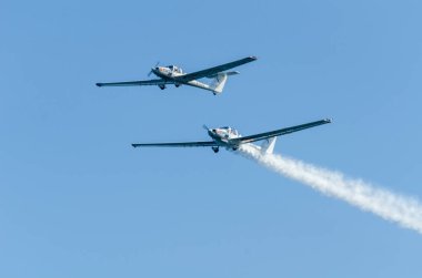 Torre Del Mar, İspanya - 27 Temmuz 2018 uçakları uçan plaj bir sahil kasabasında, Andalusia içinde airshow akrobasi üzerinden