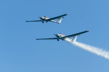 Torre Del Mar, İspanya - 27 Temmuz 2018 uçakları uçan plaj bir sahil kasabasında, Andalusia içinde airshow akrobasi üzerinden