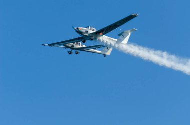 Torre Del Mar, İspanya - 27 Temmuz 2018 uçakları uçan plaj bir sahil kasabasında, Andalusia içinde airshow akrobasi üzerinden