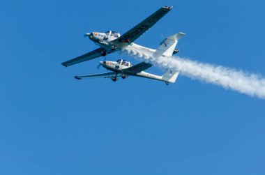 Torre Del Mar, İspanya - 27 Temmuz 2018 uçakları uçan plaj bir sahil kasabasında, Andalusia içinde airshow akrobasi üzerinden