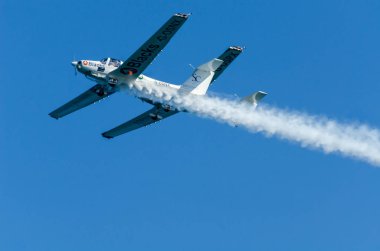 Torre Del Mar, İspanya - 27 Temmuz 2018 uçakları uçan plaj bir sahil kasabasında, Andalusia içinde airshow akrobasi üzerinden