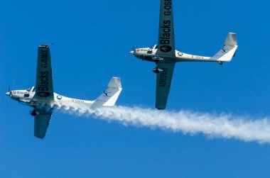 Torre Del Mar, İspanya - 27 Temmuz 2018 uçakları uçan plaj bir sahil kasabasında, Andalusia içinde airshow akrobasi üzerinden