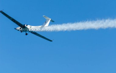 Torre Del Mar, İspanya - 27 Temmuz 2018 uçakları uçan plaj bir sahil kasabasında, Andalusia içinde airshow akrobasi üzerinden