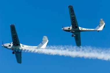 Torre Del Mar, İspanya - 27 Temmuz 2018 uçakları uçan plaj bir sahil kasabasında, Andalusia içinde airshow akrobasi üzerinden