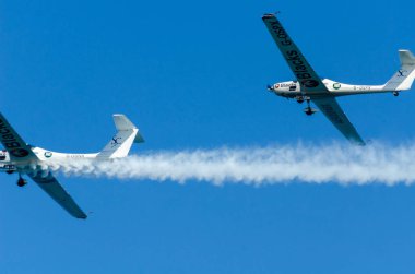 Torre Del Mar, İspanya - 27 Temmuz 2018 uçakları uçan plaj bir sahil kasabasında, Andalusia içinde airshow akrobasi üzerinden