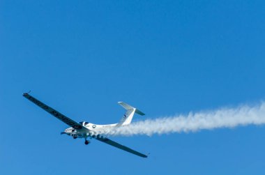Torre Del Mar, İspanya - 27 Temmuz 2018 uçakları uçan plaj bir sahil kasabasında, Andalusia içinde airshow akrobasi üzerinden