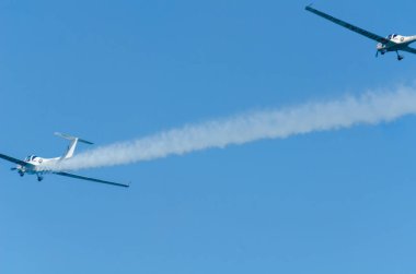 Torre Del Mar, İspanya - 27 Temmuz 2018 uçakları uçan plaj bir sahil kasabasında, Andalusia içinde airshow akrobasi üzerinden