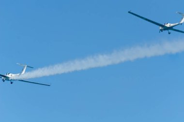Torre Del Mar, İspanya - 27 Temmuz 2018 uçakları uçan plaj bir sahil kasabasında, Andalusia içinde airshow akrobasi üzerinden