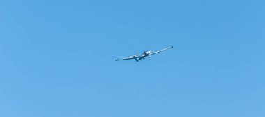 Torre Del Mar, İspanya - 27 Temmuz 2018 uçakları uçan plaj bir sahil kasabasında, Andalusia içinde airshow akrobasi üzerinden