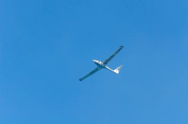 Torre Del Mar, İspanya - 27 Temmuz 2018 uçakları uçan plaj bir sahil kasabasında, Andalusia içinde airshow akrobasi üzerinden