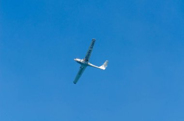 Torre Del Mar, İspanya - 27 Temmuz 2018 uçakları uçan plaj bir sahil kasabasında, Andalusia içinde airshow akrobasi üzerinden