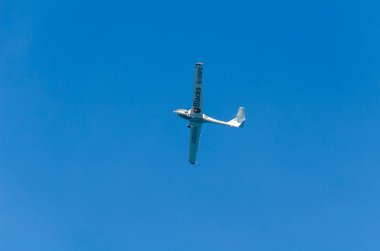 Torre Del Mar, İspanya - 27 Temmuz 2018 uçakları uçan plaj bir sahil kasabasında, Andalusia içinde airshow akrobasi üzerinden
