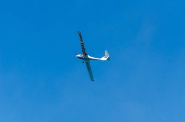 Torre Del Mar, İspanya - 27 Temmuz 2018 uçakları uçan plaj bir sahil kasabasında, Andalusia içinde airshow akrobasi üzerinden