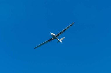 Torre Del Mar, İspanya - 27 Temmuz 2018 uçakları uçan plaj bir sahil kasabasında, Andalusia içinde airshow akrobasi üzerinden