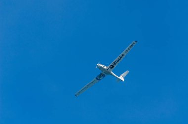 Torre Del Mar, İspanya - 27 Temmuz 2018 uçakları uçan plaj bir sahil kasabasında, Andalusia içinde airshow akrobasi üzerinden
