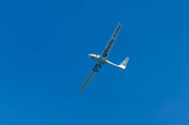 Torre Del Mar, İspanya - 27 Temmuz 2018 uçakları uçan plaj bir sahil kasabasında, Andalusia içinde airshow akrobasi üzerinden