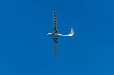 Torre Del Mar, İspanya - 27 Temmuz 2018 uçakları uçan plaj bir sahil kasabasında, Andalusia içinde airshow akrobasi üzerinden