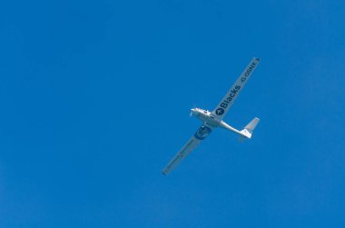 Torre Del Mar, İspanya - 27 Temmuz 2018 uçakları uçan plaj bir sahil kasabasında, Andalusia içinde airshow akrobasi üzerinden