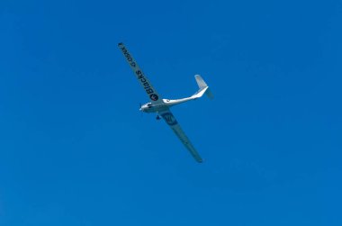 Torre Del Mar, İspanya - 27 Temmuz 2018 uçakları uçan plaj bir sahil kasabasında, Andalusia içinde airshow akrobasi üzerinden