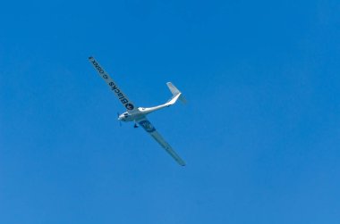 Torre Del Mar, İspanya - 27 Temmuz 2018 uçakları uçan plaj bir sahil kasabasında, Andalusia içinde airshow akrobasi üzerinden
