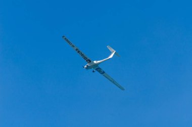 Torre Del Mar, İspanya - 27 Temmuz 2018 uçakları uçan plaj bir sahil kasabasında, Andalusia içinde airshow akrobasi üzerinden