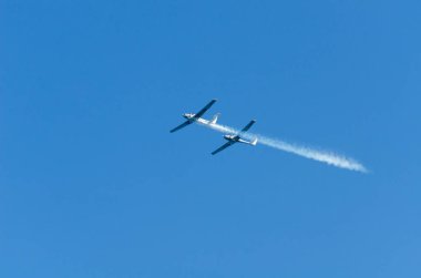 Torre Del Mar, İspanya - 27 Temmuz 2018 uçakları uçan plaj bir sahil kasabasında, Andalusia içinde airshow akrobasi üzerinden