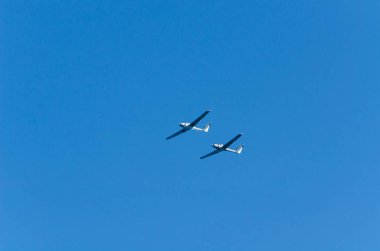 Torre Del Mar, İspanya - 27 Temmuz 2018 uçakları uçan plaj bir sahil kasabasında, Andalusia içinde airshow akrobasi üzerinden