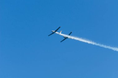 Torre Del Mar, İspanya - 27 Temmuz 2018 uçakları uçan plaj bir sahil kasabasında, Andalusia içinde airshow akrobasi üzerinden