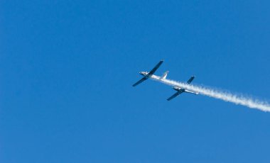 Torre Del Mar, İspanya - 27 Temmuz 2018 uçakları uçan plaj bir sahil kasabasında, Andalusia içinde airshow akrobasi üzerinden