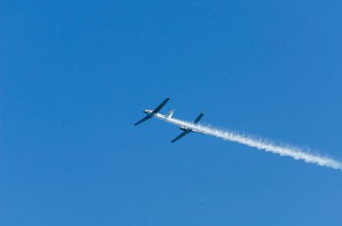 Torre Del Mar, İspanya - 27 Temmuz 2018 uçakları uçan plaj bir sahil kasabasında, Andalusia içinde airshow akrobasi üzerinden