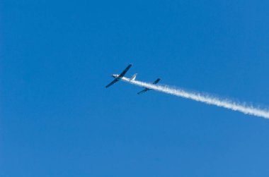 Torre Del Mar, İspanya - 27 Temmuz 2018 uçakları uçan plaj bir sahil kasabasında, Andalusia içinde airshow akrobasi üzerinden