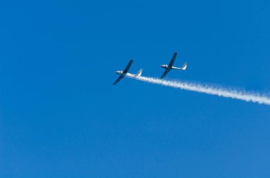 Torre Del Mar, İspanya - 27 Temmuz 2018 uçakları uçan plaj bir sahil kasabasında, Andalusia içinde airshow akrobasi üzerinden
