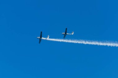 Torre Del Mar, İspanya - 27 Temmuz 2018 uçakları uçan plaj bir sahil kasabasında, Andalusia içinde airshow akrobasi üzerinden