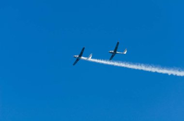 Torre Del Mar, İspanya - 27 Temmuz 2018 uçakları uçan plaj bir sahil kasabasında, Andalusia içinde airshow akrobasi üzerinden