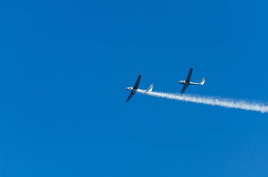 Torre Del Mar, İspanya - 27 Temmuz 2018 uçakları uçan plaj bir sahil kasabasında, Andalusia içinde airshow akrobasi üzerinden