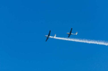 Torre Del Mar, İspanya - 27 Temmuz 2018 uçakları uçan plaj bir sahil kasabasında, Andalusia içinde airshow akrobasi üzerinden