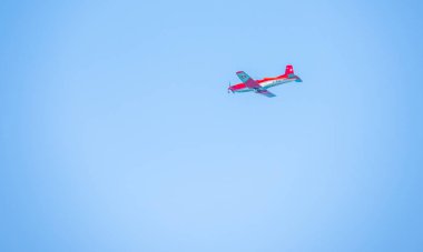 Torre Del Mar, İspanya - 27 Temmuz 2018 uçakları uçan plaj bir sahil kasabasında, Andalusia içinde airshow akrobasi üzerinden