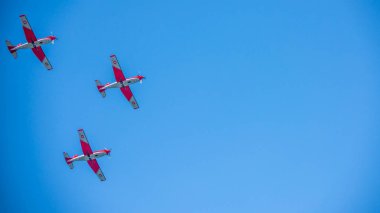 Torre Del Mar, İspanya - 27 Temmuz 2018 uçakları uçan plaj bir sahil kasabasında, Andalusia içinde airshow akrobasi üzerinden