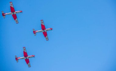 Torre Del Mar, İspanya - 27 Temmuz 2018 uçakları uçan plaj bir sahil kasabasında, Andalusia içinde airshow akrobasi üzerinden