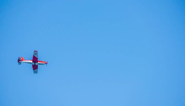 Torre Del Mar, İspanya - 27 Temmuz 2018 uçakları uçan plaj bir sahil kasabasında, Andalusia içinde airshow akrobasi üzerinden