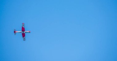 Torre Del Mar, İspanya - 27 Temmuz 2018 uçakları uçan plaj bir sahil kasabasında, Andalusia içinde airshow akrobasi üzerinden