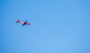 Torre Del Mar, İspanya - 27 Temmuz 2018 uçakları uçan plaj bir sahil kasabasında, Andalusia içinde airshow akrobasi üzerinden