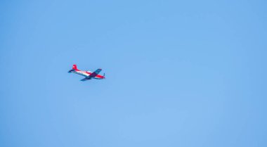 Torre Del Mar, İspanya - 27 Temmuz 2018 uçakları uçan plaj bir sahil kasabasında, Andalusia içinde airshow akrobasi üzerinden