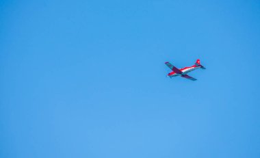 Torre Del Mar, İspanya - 27 Temmuz 2018 uçakları uçan plaj bir sahil kasabasında, Andalusia içinde airshow akrobasi üzerinden