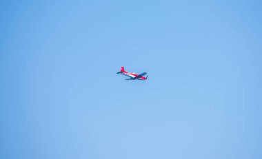 Torre Del Mar, İspanya - 27 Temmuz 2018 uçakları uçan plaj bir sahil kasabasında, Andalusia içinde airshow akrobasi üzerinden