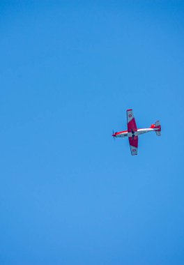 Torre Del Mar, İspanya - 27 Temmuz 2018 uçakları uçan plaj bir sahil kasabasında, Andalusia içinde airshow akrobasi üzerinden