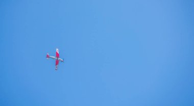 Torre Del Mar, İspanya - 27 Temmuz 2018 uçakları uçan plaj bir sahil kasabasında, Andalusia içinde airshow akrobasi üzerinden