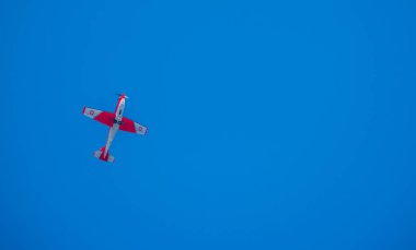 Torre Del Mar, İspanya - 27 Temmuz 2018 uçakları uçan plaj bir sahil kasabasında, Andalusia içinde airshow akrobasi üzerinden