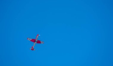 Torre Del Mar, İspanya - 27 Temmuz 2018 uçakları uçan plaj bir sahil kasabasında, Andalusia içinde airshow akrobasi üzerinden